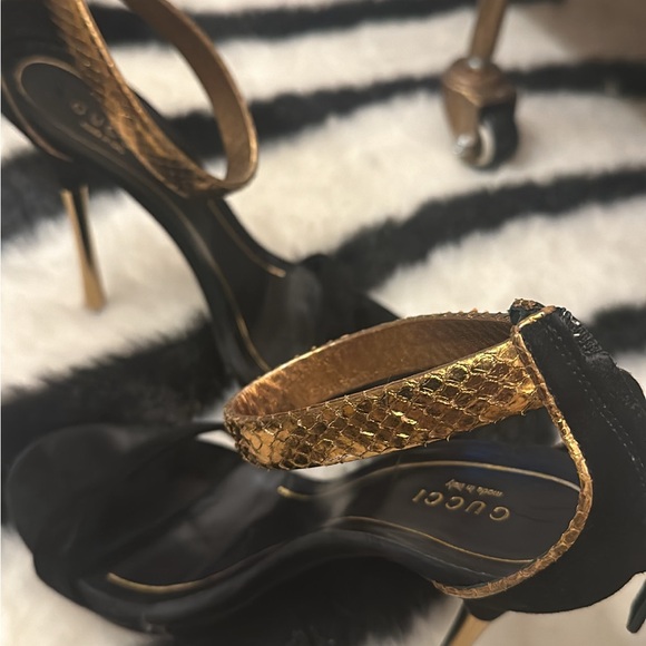 Great Condition- authentic gucci black/gold suede sandals 36 1/2 size 6.5/7 US - Picture 4 of 7